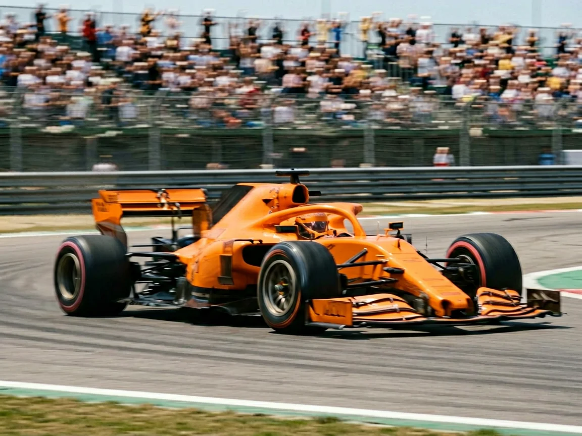 F1赛道飞驰的迈凯伦赛车